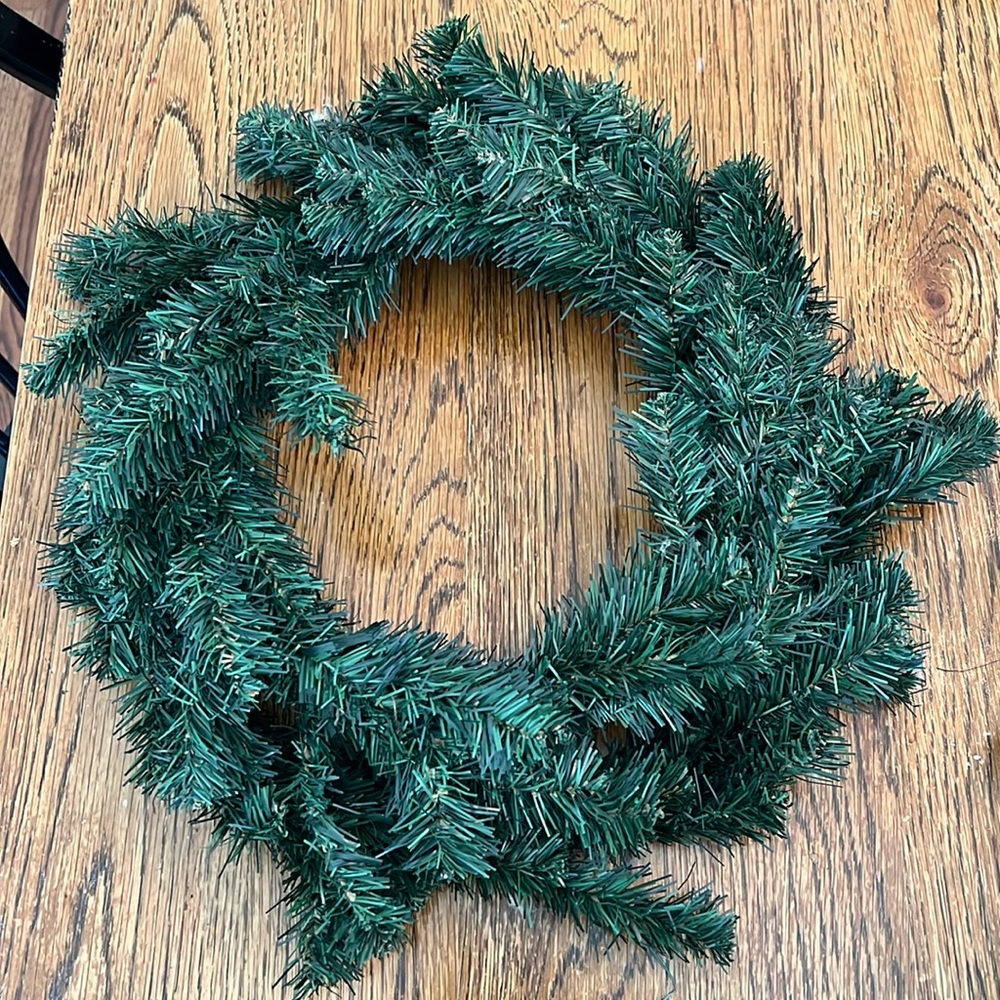 NWT CHRISTMAS WREATH 16in AROUND